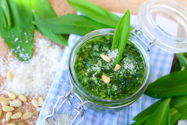 Pesto Bärlauch und Pinienkernen und Parmesan